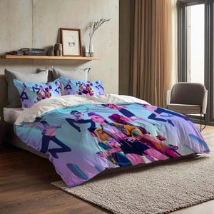 Peut inclure: Une parure de lit colorée avec une housse de couette et deux taies d'oreiller. La literie présente une illustration dynamique de personnages en mouvement, sur un dégradé de bleus, violets et roses. La chambre comprend une chaise grise et une étagère en bois.