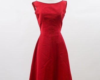 Vestido de cóctel Givenchy Université de principios de la década de 1960, color rojo frambuesa, con espalda descubierta (V655).