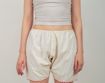 Pantalones cortos bombachos de algodón blanco de los años 20 con pespunte rojo V479