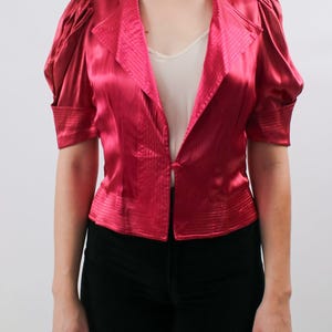 Chemisier de soirée en satin framboise des années 30 à manches bouffantes