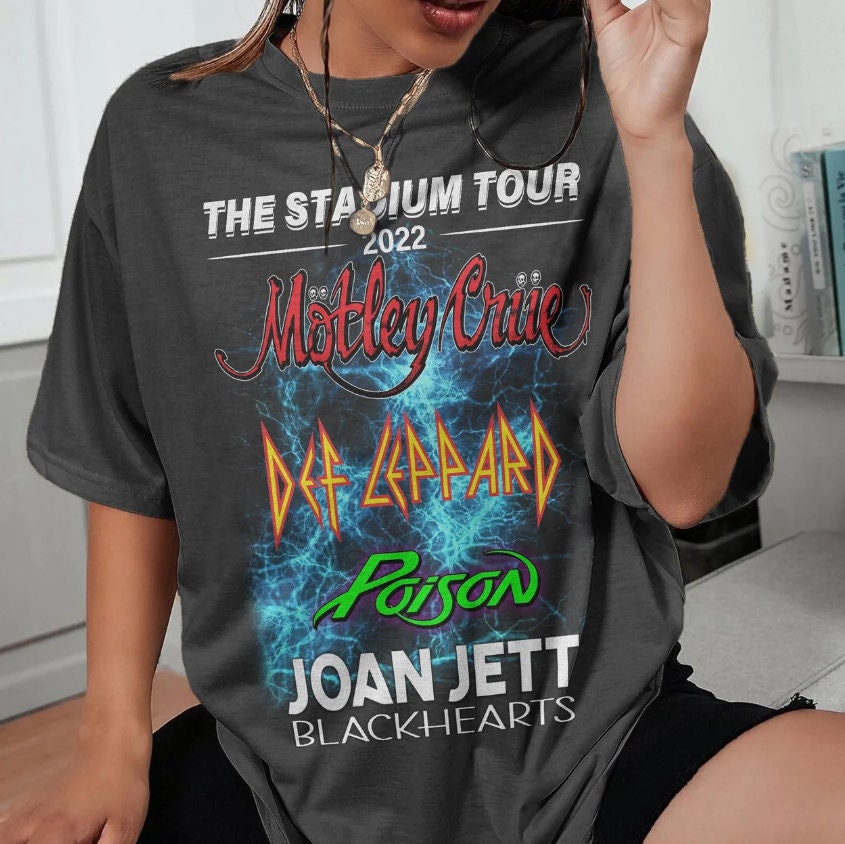 Discover Camiseta The Stadium Tour 2022 Motley Crue Def Leppard Poison Joan Jett y the Blackhearts para Hombre Mujer