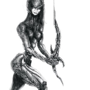 Puede incluir: Un dibujo en escala de grises de una figura femenina con un diseño futurista y blindado. Ella sostiene un arma grande con forma de hoja en su mano derecha.