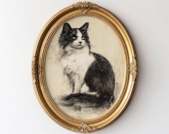 Può includere: Un gatto bianco e nero con zampe bianche e un petto bianco è raffigurato in una cornice ovale dorata vintage. Il gatto è seduto con la testa leggermente inclinata di lato, guardando direttamente lo spettatore.