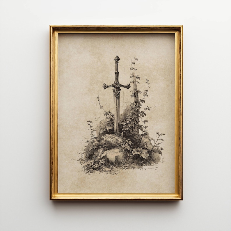 Peut inclure: Une impression encadr&eacute;e d'une illustration en noir et blanc d'une &eacute;p&eacute;e. L'&eacute;p&eacute;e est dress&eacute;e, plant&eacute;e dans une pierre, entour&eacute;e de feuillage. Le cadre est dor&eacute;, donnant un aspect vintage.