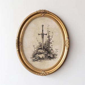 Peut inclure: Une impression encadr&eacute;e ovale dor&eacute;e avec une illustration d&eacute;taill&eacute;e en noir et blanc d'une &eacute;p&eacute;e enfonc&eacute;e dans une pierre, entour&eacute;e de feuillage. Le cadre pr&eacute;sente des d&eacute;tails orn&eacute;s.