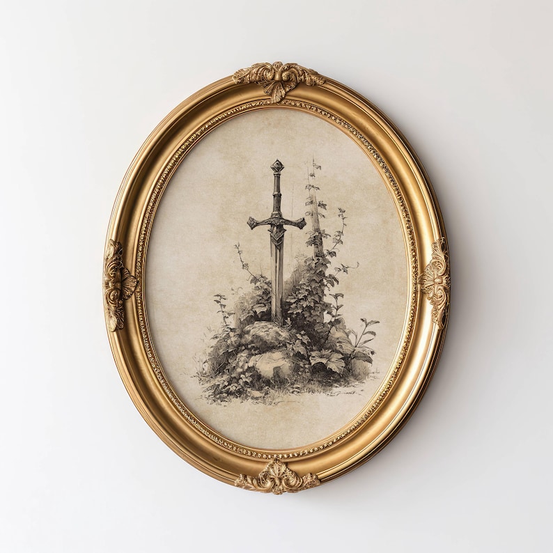 Peut inclure: Une impression encadr&eacute;e ovale dor&eacute;e avec une illustration d&eacute;taill&eacute;e en noir et blanc d'une &eacute;p&eacute;e enfonc&eacute;e dans une pierre, entour&eacute;e de feuillage. Le cadre pr&eacute;sente des d&eacute;tails orn&eacute;s.