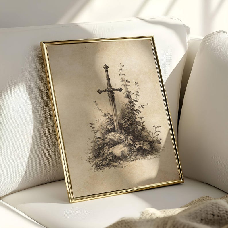 Peut inclure: Une impression encadr&eacute;e repr&eacute;sentant une &eacute;p&eacute;e plant&eacute;e dans une pierre, entour&eacute;e de verdure, dans des tons s&eacute;pia. Le cadre est dor&eacute;. L'illustration &eacute;voque un th&egrave;me m&eacute;di&eacute;val et fantastique, avec des d&eacute;tails fins.