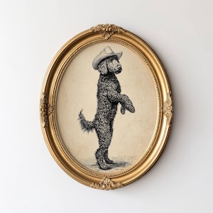 Puede incluir: Una impresión ovalada con marco dorado que muestra un perro negro de pie sobre sus patas traseras, usando un sombrero de vaquero. El perro está ilustrado en un estilo vintage detallado sobre un fondo beige. El marco tiene detalles ornamentales.