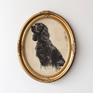 Könnte beinhalten: Eine Schwarzweißzeichnung eines Cocker Spaniels in einem goldenen ovalen Rahmen.