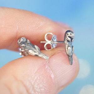 Brincos de Lontra Bebê! Lontrinhas pequeninas feitas à mão com carinho em prata de lei, bronze envelhecido e ouro 14k / Brincos de pino com lontra / Joias de lontra