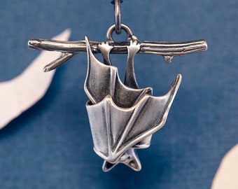 Le collier original de chauve-souris endormie / Pendentif renard volant entièrement fait main / Bijoux chauve-souris en argent sterling, bronze et or