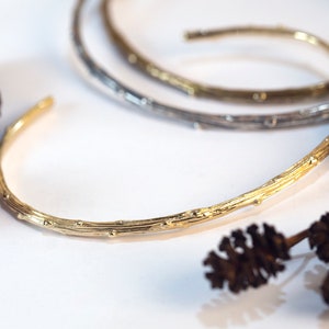 Grenarmband som är helt enkelt sött i massivt silver, glänsande guld eller mässing