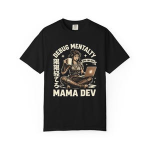 Peut inclure: Un t-shirt noir à manches courtes avec une impression graphique représentant une personne assise en tailleur avec un ordinateur portable et une tasse. Le texte indique DEBUG MENTALTY, MAMA DEV, COFFEE-CODE-CREATE et des caractères japonais.