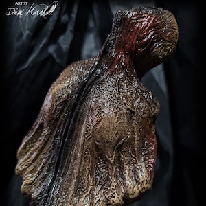 Escultura de figura tumbada de Silent Hill hecha a mano