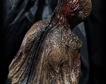 Escultura de figura tumbada de Silent Hill hecha a mano