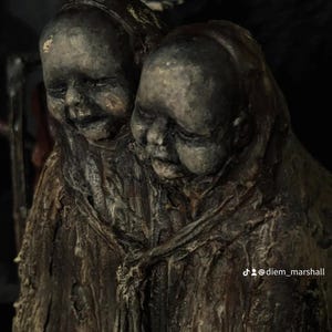 Estatua de las víctimas gemelas de Silent Hill, escultura hecha a mano