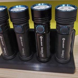 Olight 4 Seeker-displaystativ (väggmontering) designat för Seeker-serien