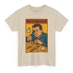 Puede incluir: Camiseta beige con una ilustración de estilo vintage de un relojero trabajando. El gráfico muestra a un hombre con una lupa, rodeado de relojes y herramientas, con la palabra "WATCHMAKER" en la parte superior.