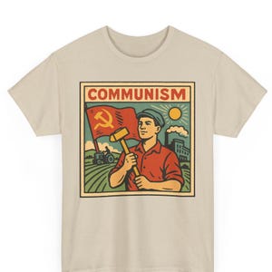 Könnte beinhalten: Beiges T-Shirt mit einem Grafikdesign im Vintage-Stil. Die Grafik zeigt das Wort "KOMMUNISMUS" in einem roten Banner, einen Mann mit einem Hammer, eine rote Flagge mit Hammer und Sichel, einen Traktor und eine Fabrik.