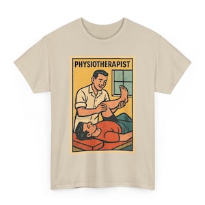 Puede incluir: Camiseta beige con una ilustración de estilo vintage. El gráfico muestra a un fisioterapeuta examinando la pierna de un paciente. El texto "PHYSIOTHERAPIST" se muestra en un marco rectangular. Ilustración de estilo retro.