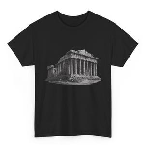 Pode incluir: T-shirt preto com uma ilustração em tons de cinza do Partenão, um antigo templo grego. O design mostra os detalhes arquitetónicos da icónica estrutura. Uma t-shirt clássica para os amantes da história.