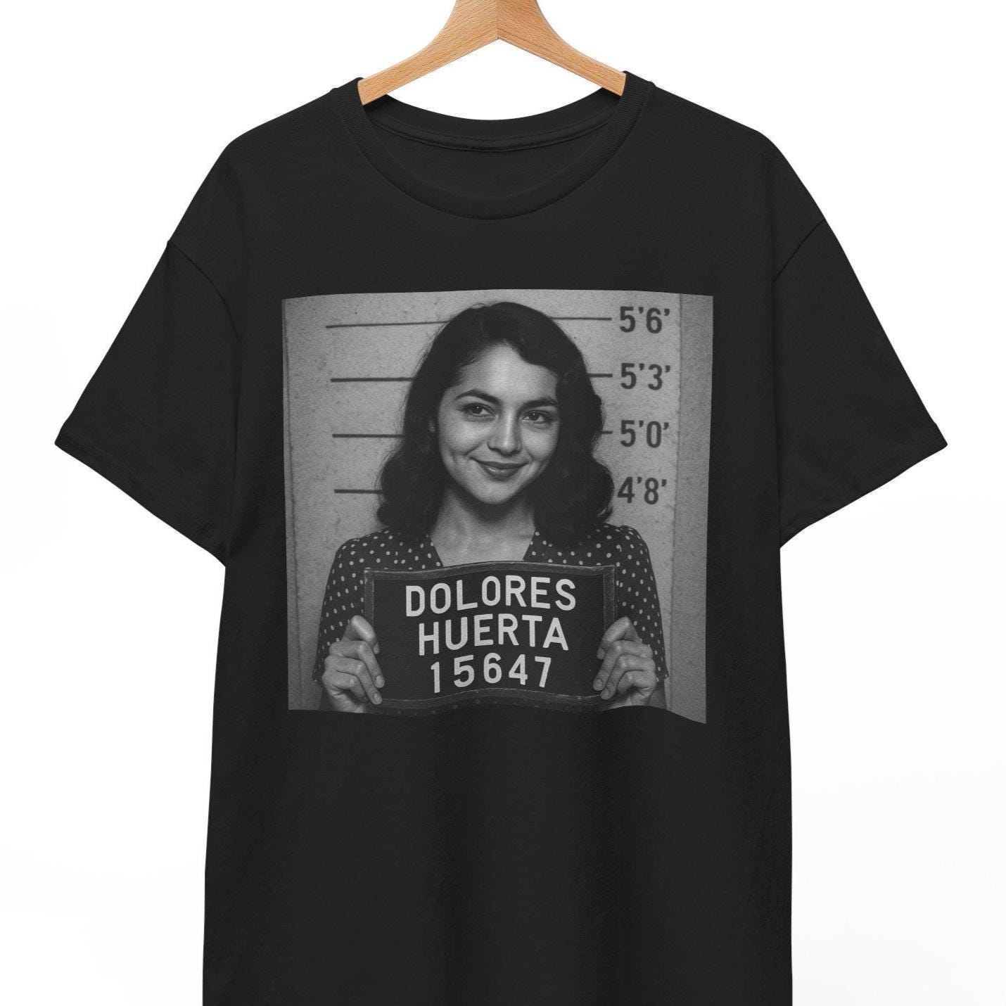 ドロレス・ウエルタのマグショットTシャツ：レトロなフェミニスト 
