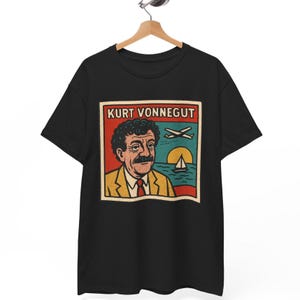 Camiseta com estampa de quadrinhos Kurt Vonnegut, camiseta gráfica literária retrô vintage para homens e mulheres, camiseta unissex de ficção satírica para matadouro de livros
