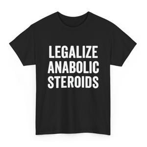 Puede incluir: Camiseta negra con el texto blanco "LEGALIZE ANABOLIC STEROIDS" en negrita, con fuente sans-serif. La camiseta tiene mangas cortas y cuello redondo.