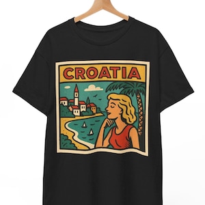 Può includere: T-shirt nero con grafica in stile vintage. La grafica presenta la parola "CROATIA" in un riquadro giallo e una scena costiera con una donna, edifici, palme e barche a vela. La donna indossa un top rosso.