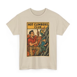 Pode incluir: Camiseta bege com uma ilustração em estilo vintage de alpinistas. O gráfico inclui o texto "HOT CLIMBERS CLUB" acima de uma cena de três pessoas escalando uma parede rochosa. Os alpinistas são retratados com roupas vermelhas, azuis e bege.