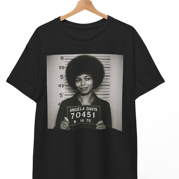 Camiseta con foto policial de Angela Davis: camiseta retro con meme activista
