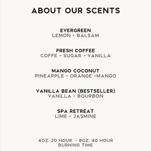 K&ouml;nnte beinhalten: Eine cremefarbene Grafik listet die verf&uuml;gbaren D&uuml;fte auf. Der Text lautet "&Uuml;BER UNSERE D&Uuml;FTE", gefolgt von den D&uuml;ften: Evergreen, Fresh Coffee, Mango Coconut, Vanilla Bean und Spa Retreat. Der Text unten zeigt die Gr&ouml;&szlig;en 4oz und 8oz mit Brenndauer an.