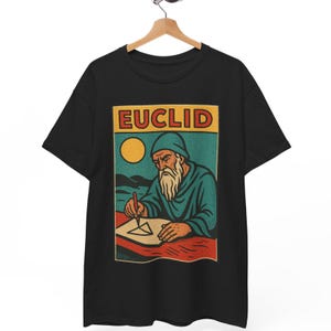 Puede incluir: Camiseta negra con una ilustración retro de Euclides. El diseño presenta la palabra "EUCLID" sobre una imagen de Euclides dibujando con un compás, con un sol amarillo en el fondo. El gráfico tiene una estética vintage y académica.