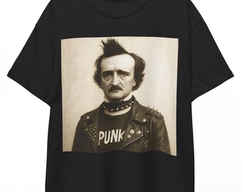 Può includere: T-shirt nera con una foto in stile vintage di Edgar Allan Poe con un ciuffo e una giacca di pelle con la scritta "PUNK" sul davanti.