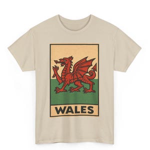 ウェールズ国旗Tシャツ ユニセックス | レトロコミックスタイルのウェールズドラゴンTシャツ | ヴィンテージウェールズプライドグラフィック | ウェールズファンや旅行者へのギフト