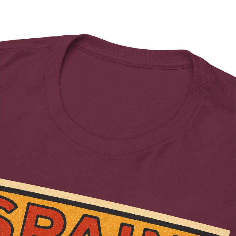 スペインコミックTシャツ ユニセックス レトロスタイル | ヴィンテージ バルセロナ スカイラインTシャツ | 大胆なヨーロッパ旅行シャツ | 彼や彼女へのギフト カルチャーエクスプローラー Maroon
