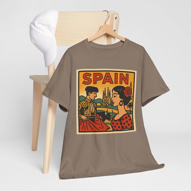 スペインコミックTシャツ ユニセックス レトロスタイル | ヴィンテージ バルセロナ スカイラインTシャツ | 大胆なヨーロッパ旅行シャツ | 彼や彼女へのギフト カルチャーエクスプローラー Brown Savana