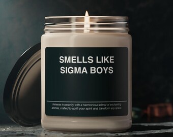 Puede incluir: Un tarro de vidrio para velas con una etiqueta negra que dice "SMELLS LIKE SIGMA BOYS". La vela es de color beige claro y tiene una tapa negra. El texto debajo de la etiqueta dice "Immerse in serenity with a harmonious blend of enchanting aromas, crafted to uplift your spirit and transform any space."