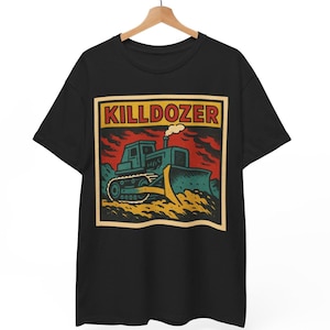 Może przedstawiać: Czarna koszulka z grafiką w stylu retro przedstawiającą spycharkę i napisem "KILLDOZER" w prostokątnej ramce. Spycharka jest w kolorze morskim z żółtym lemieszem na czerwono-żółtym tle.