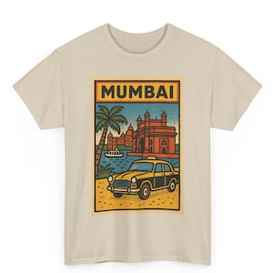Puede incluir: Camiseta beige con un diseño gráfico retro de Mumbai, India. El diseño muestra un taxi amarillo, una palmera y la Puerta de la India. La palabra "MUMBAI" está en un rectángulo amarillo en la parte superior del gráfico. La camiseta es de material suave.