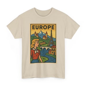 以下が含まれることがあります： ベージュのTシャツ。ヨーロッパの風景を眺める女性のレトロなグラフィックが特徴です。グラフィックにはエッフェル塔、山、そして「EUROPE」の文字が含まれています。女性は赤いトップスと青いスカートを着ています。