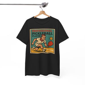 Maglietta unisex con grafica vintage e fumetto retrò per gli amanti del pickleball / Maglietta sportiva divertente, regalo per lui e per lei / Abbigliamento sportivo da strada