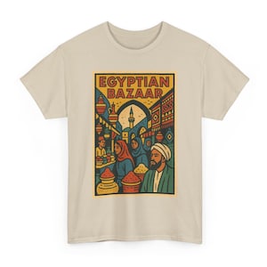 以下が含まれることがあります： エジプトのバザールを描いたカラフルなグラフィックが特徴のベージュのTシャツ。「EGYPTIAN BAZAAR」の文字と、人々、建物、市場の屋台のイラストがデザインされています。アートワークは、ヴィンテージの旅行ポスターのスタイルです。