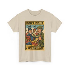 Op de afbeelding: Beige t-shirt met een vintage-stijl grafische afbeelding. De afbeelding toont een rijke man met een geldbuidel en een soldaat, met de tekst "DON'T FIGHT" en "A RICH MAN'S WAR".
