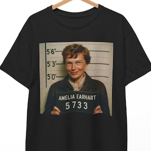 Camiseta con foto policial de Amelia Earhart: divertida camiseta retro con meme de aviación