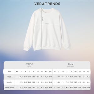 Może przedstawiać: Biała bluza z okrągłym dekoltem z wymiarami szerokości, długości i długości rękawa. Obraz zawiera tabelę rozmiar&oacute;w w calach i centymetrach, w rozmiarach od XS do 5XL. Marka "VERATRENDS" znajduje się na g&oacute;rze.