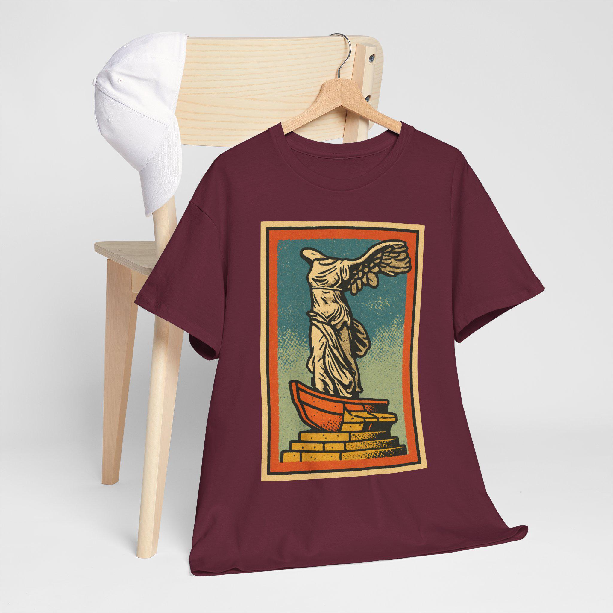 サモトラケのニケTシャツ（ユニセックス）｜レトロコミック風ギリシャ 