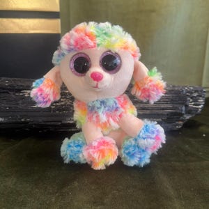 EUC Ty Beanie Baby Poodle Arco-Íris de Pelúcia Colecionável dos Anos 2000