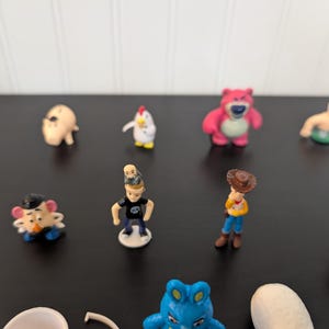 Puede incluir: Un juego de tres tazas de cer&aacute;mica con acabado mate y moteado. Las tazas son de color crema, gris claro y gris oscuro. Cada taza tiene un dise&ntilde;o simple y minimalista.