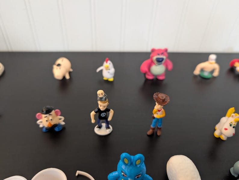 Puede incluir: Un juego de tres tazas de cer&aacute;mica con acabado mate y moteado. Las tazas son de color crema, gris claro y gris oscuro. Cada taza tiene un dise&ntilde;o simple y minimalista.